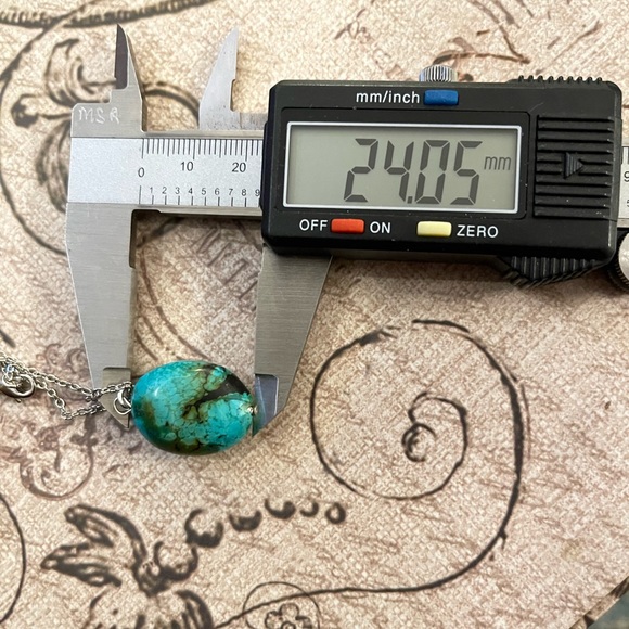 Stabilized genuine turquoise pendant and silver tone chain - Picture 4 of 6